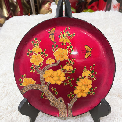 Dĩa sơn mài cao cấp Thanh Bình Lê vẽ hoa mai vàng trên nền đỏ kết hợp khảm vỏ trứng đẹp mắt size 25 cm