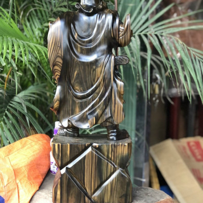 Tượng quan công trấn ải đứng trên đầu hổ phù bằng gỗ mun hoa kt 60×23×14cm