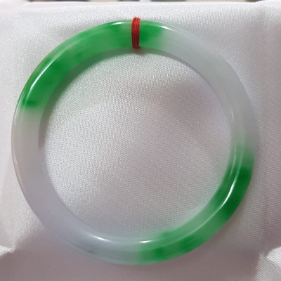 Vòng tay Nữ Đá Cẩm Thạch mới TR Lý 57 mm x cọng 7,5mm Màu Xanh lý tươi trắng 2 bên đều vòng đẹp Nữ 55kg - 64kg đeo đẹp món quà tặng chính mình và người thân đeo đẹp ạ