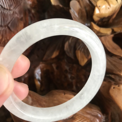 Vòng Thạch Anh Trắng Tự Nhiên Bản Hẹ Mới đẹp Ni 52mm Cao 10mm Dầy 7mm Màu trắng trong bóng đẹp Nữ mệnh Kim mệnh Thủy tay nhỏ đeo 45kg - 52 kg ạ