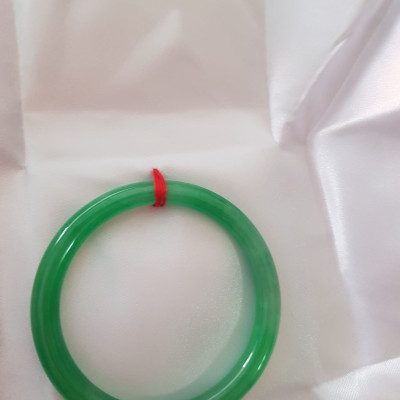 Vòng cẩm thạch Lý T 54mm x Dầy 7mm Màu Xanh lá tươi bóng mảnh khảnh đẹp hợp Nữ mệnh Mộc Hỏa 53kg - 62kg đeo ạ