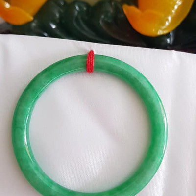 Vòng cẩm thạch Mới Đ Lý 54mm x cọng 7mm Màu xanh ngọc đậm đậu đẹp xinh xắn Nữ mệnh Mộc mệnh Hỏa mệnh Thủy 53kg - 60kg đeo đẹp ạ