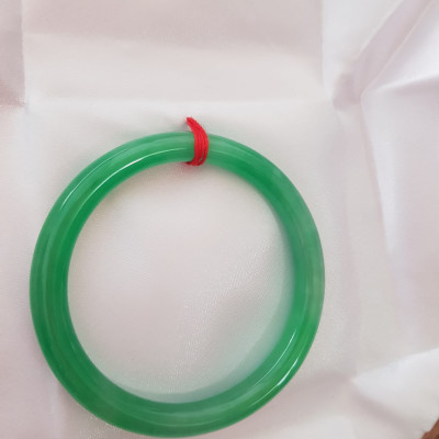 Vòng cẩm thạch Lý T 54mm x Dầy 7mm Màu Xanh lá tươi bóng mảnh khảnh đẹp hợp Nữ mệnh Mộc Hỏa 53kg - 62kg đeo ạ