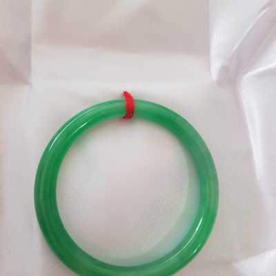 Vòng cẩm thạch Lý T 54mm x Dầy 7mm Màu Xanh lá tươi bóng mảnh khảnh đẹp hợp Nữ mệnh Mộc Hỏa 53kg - 62kg đeo ạ