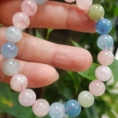 Chiếc Vòng Beryl đa sắc màu tự nhiên hạt size 9mm màu sáng bóng thiệt đẹp rẻ ạ