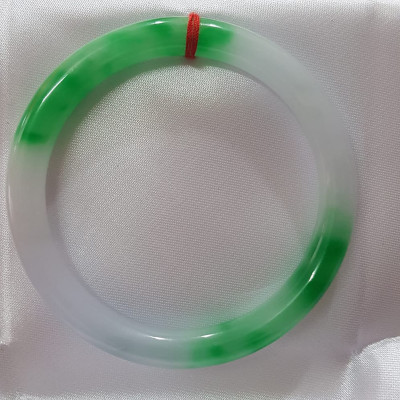 Vòng tay Nữ Đá Cẩm Thạch mới TR Lý 57 mm x cọng 7,5mm Màu Xanh lý tươi trắng 2 bên đều vòng đẹp Nữ 55kg - 64kg đeo đẹp món quà tặng chính mình và người thân đeo đẹp ạ