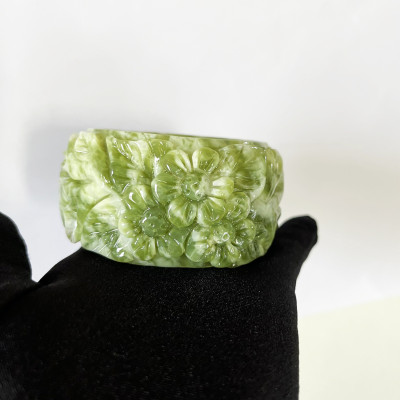 Vòng tay ngọc chạm hoa bản cối size 5.4cm của Xưởng chế tác Đá Phong Thủy Mỹ Nghệ An An