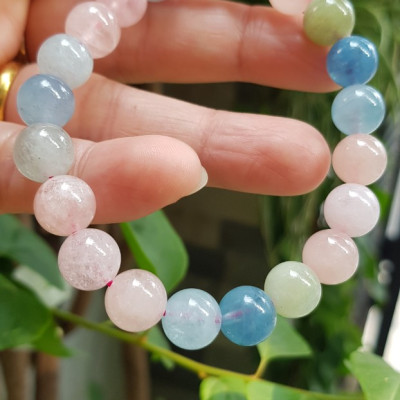 Chiếc Vòng Beryl đa sắc màu tự nhiên hạt size 9mm màu sáng bóng thiệt đẹp rẻ ạ