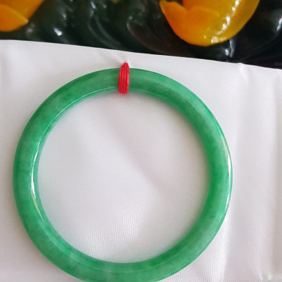 Vòng cẩm thạch Mới Đ Lý 54mm x cọng 7mm Màu xanh ngọc đậm đậu đẹp xinh xắn Nữ mệnh Mộc mệnh Hỏa mệnh Thủy 53kg - 60kg đeo đẹp ạ