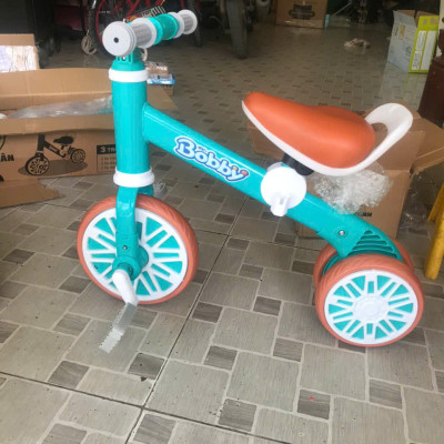 Xe Chòi Chân Cho Bé - Hàng Khuyến Mãi Của Bobby Tặng Kèm Bàn Đạp 