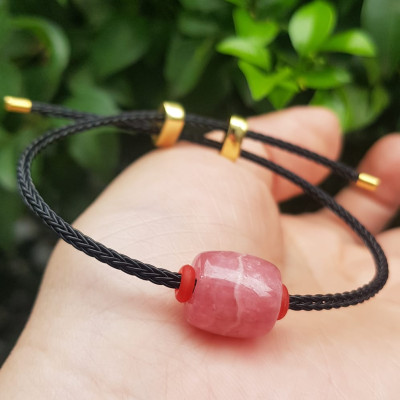 Vòng tay Charm Đá Đào Hoa hồng tươi tự nhiên bóng đẹp phối dây đen may mắn có khoen chỉnh theo tay lớn nhỏ được Nữ mệnh hỏa, mệnh thổ đeo xinh tay may mắn tài lộc tốt công việc ạ