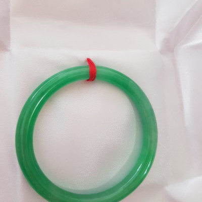 Vòng cẩm thạch Lý T 54mm x Dầy 7mm Màu Xanh lá tươi bóng mảnh khảnh đẹp hợp Nữ mệnh Mộc Hỏa 53kg - 62kg đeo ạ