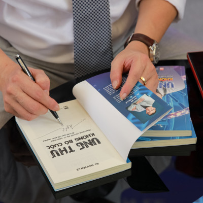 Sách Ung thư - Không bỏ quộc - Hành trình của một bác sĩ - bệnh nhân đã vượt qua căn bệnh ung thư