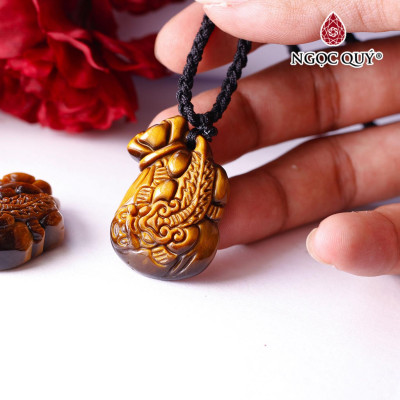 Mặt dây chuyền tỳ hưu ôm túi tiền đá mắt hổ vàng nâu 35x20x8mm mệnh thổ, kim - Ngọc Quý Gemstones