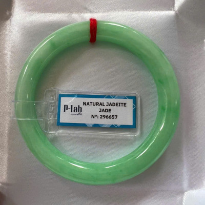 Vòng Cẩm Thạch Tự Nhiên Kiểm Định P Lab No 296657 Vip Sịn Ni 52mm x Chột 8mm Màu Xanh Lý Trắng nhẹ đều bóng mượt các Chị tay lên tay đẹp xuất sắc sịn sang xinh lắm nữ 50kg - 56kg đeo ạ