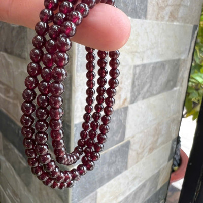 Vòng Tay Chuỗi Nữ Đá Garnet Đỏ Rượu quấn 3 vòng size hạt 4mm các Chị Em Phụ Nữ đeo lên tay xinh đẹp may mắn ạ