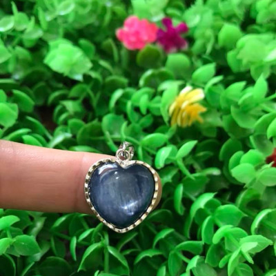 MẶT DÂY CHUYỀN TRÁI TIM ĐÁ KYANITE HAY GỌI LÀ ĐÁ SAPPHIRE NƯỚC TỰ NHIÊN MÀU XANH DƯƠNG ĐẬM RẤT RẤT ĐẸP LẮM LẮM Ạ SIZE CAO 18MM X NGANG 19MM NỮ MỆNH THỦY MỆNH MỘC ĐEO Ạ