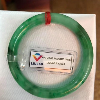 CHIẾC VÒNG NỮ LÝ VÂN A SỊN 49MM KÈM GIẤY KIỂM ĐỊNH LIULAB No 722674  CHẤT LIỆU 100% ĐÁ CẨM THẠCH THIÊN NHIÊN  MÀU XANH LÝ VÂN TƯƠI ĐẸP NỮ 45KG-51KG ĐEO SANG TAY Ạ