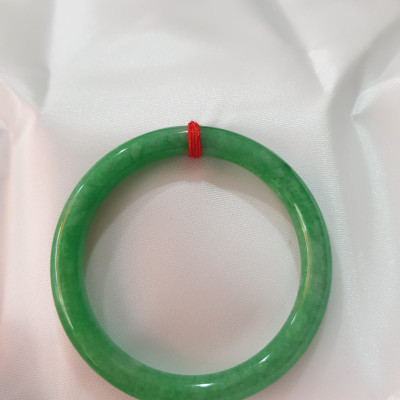 Vòng Tay Đá Cẩm Thạch Đậu 50mm x 7mm đẹp Màu Xanh Ngọc Đậu đều đẹp Hợp mệnh Hỏa Mộc Thủy Nữ cân nặng 50kg - 55kg đeo đẹp ạ