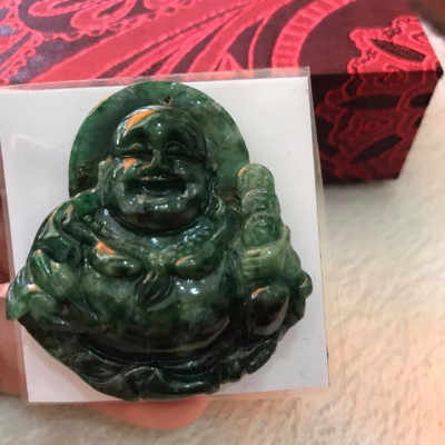 MẶT DÂY CHUYỀN PHẬT DI LẶC TO Cao 42mm x Ngang 44,5mm x Dầy 11mm  CẦM THỎI VÀNG NHƯ Ý CƯỜI TƯƠI ĐÁ CẨM THẠCH TỰ NHIÊN XANH ĐẬM BÓNG ĐẸP  NAM BỌC VÀNG LÊN LÀM MẶT DÂY CHUYỀN ĐẸP ĐẸP Ạ