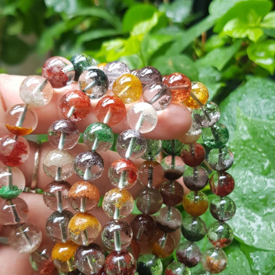 Chiếc Vòng Đá Thạch Anh Ưu Linh Ngũ Sắc Vip 10mm / 10li 100% đá tự nhiên cao cấp màu đa sắc tươi trong bóng thiệt xinh đẹp Nữ tất cả các mệnh đeo tốt đẹp may mắn, tài lộc và tốt cho sức khỏe ạ