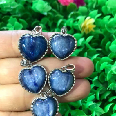 MẶT DÂY CHUYỀN TRÁI TIM ĐÁ KYANITE HAY GỌI LÀ ĐÁ SAPPHIRE NƯỚC TỰ NHIÊN MÀU XANH DƯƠNG ĐẬM RẤT RẤT ĐẸP LẮM LẮM Ạ SIZE CAO 18MM X NGANG 19MM NỮ MỆNH THỦY MỆNH MỘC ĐEO Ạ