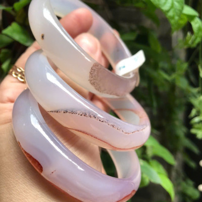 Vòng Mã Não Chu Sa Bản Hẹ Vân Ni 58mm Cao 15mm Dầy 7mm Màu Trắng Bóng Vân Nâu đẹp xinh xắn Nữ 55kg - 63kg đeo ạ