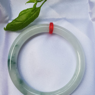 Vòng Tay Đá Ngọc Cẩm Thạch tự nhiên TR LÝ 49mm x cọng 7,2mm Màu bạch ngọc trắng bóng điểm lý xanh rêu rất là đẹp sang Nữ mệnh Kim, mệnh Thủy năngh 47kg - 51kg đeo đẹp ạ