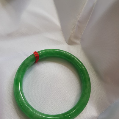 Vòng tay nữ đá cẩm thạch Đậu Nở Sao 52mm x 7,2mm  Màu Xanh đậu lá tươi nhẹ nhàng bóng đẹp  Nữ mệnh Mộc, Hỏa, Thủy 50kg-57kg đeo ạ