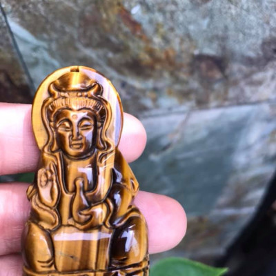 Mặt Dây Chuyền Phật QUAN ÂM size Lớn Cao 58mm x Ngang 30mm x Sâu 11mm Chất Liệu 100% Đá Mắt Hổ Vàng Nâu Tự Nhiên Nam mệnh Kim Thổ Thủy