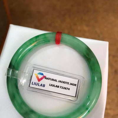 CHIẾC VÒNG NỮ LÝ VÂN A SỊN 49MM KÈM GIẤY KIỂM ĐỊNH LIULAB No 722674  CHẤT LIỆU 100% ĐÁ CẨM THẠCH THIÊN NHIÊN  MÀU XANH LÝ VÂN TƯƠI ĐẸP NỮ 45KG-51KG ĐEO SANG TAY Ạ