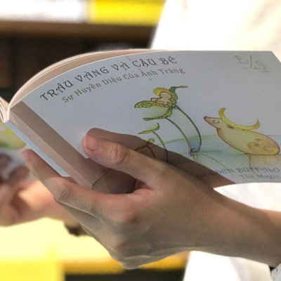 Sách hay - Sách thiếu nhi - Truyện cổ tích song ngữ Anh Việt "TRÂU VÀNG VÀ CẬU BÉ – Sự huyền diệu của Ánh Trăng" - Art book - Pig Moon Bookstore