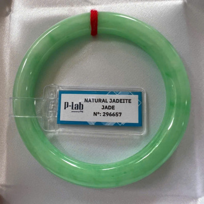 Vòng Cẩm Thạch Tự Nhiên Kiểm Định P Lab No 296657 Vip Sịn Ni 52mm x Chột 8mm Màu Xanh Lý Trắng nhẹ đều bóng mượt các Chị tay lên tay đẹp xuất sắc sịn sang xinh lắm nữ 50kg - 56kg đeo ạ