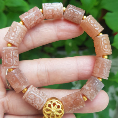 Vòng Charm đẹp tuyệt vời ông Mặt Trời hàng cao cấp nhe cả nhà Chất liệu đá mặt trời đẹp đúng với tên ạ Màu hồng hồng đẹp sang như ánh bình minh luôn nhé