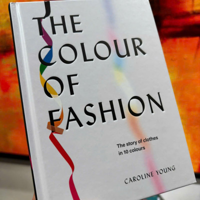 Sách - The Colour of Fashion: The Story of Clothes in Ten Colours by Caroline Young - Sách nghệ thuật, tiếng anh