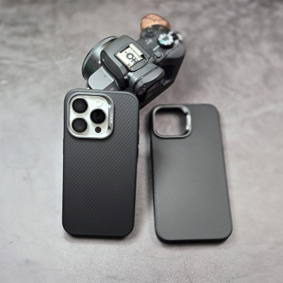 Ốp lưng chống sốc vân carbon fiber cho iPhone 15 Pro Max / 14 Pro Max / 13 Pro Max  hiệu Likgus Defender trang bị viền camera kim loại, cạnh ốp dẻo TPU - Hàng chính hãng