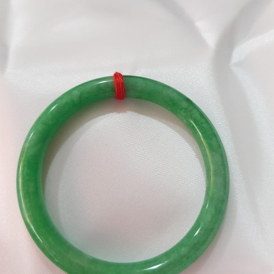 Vòng Tay Đá Cẩm Thạch Đậu 50mm x 7mm đẹp Màu Xanh Ngọc Đậu đều đẹp Hợp mệnh Hỏa Mộc Thủy Nữ cân nặng 50kg - 55kg đeo đẹp ạ