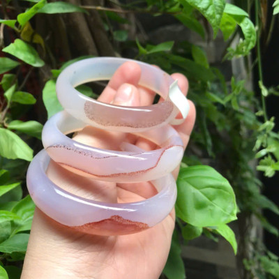 Vòng Mã Não Chu Sa Bản Hẹ Vân Ni 58mm Cao 15mm Dầy 7mm Màu Trắng Bóng Vân Nâu đẹp xinh xắn Nữ 55kg - 63kg đeo ạ