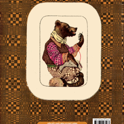 Bà Gấu Già Ngồi Trên Khúc Gỗ