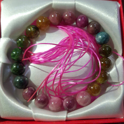 Vòng tay Nữ tourmaline dâu tây tự nhiên đa sắc màu tươi đẹp thiệt sang size hạt 9,5mm vòng này hợp Nữ tất cả các mệnh đeo nhe ạ