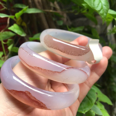 Vòng Mã Não Chu Sa Bản Hẹ Vân Ni 58mm Cao 15mm Dầy 7mm Màu Trắng Bóng Vân Nâu đẹp xinh xắn Nữ 55kg - 63kg đeo ạ