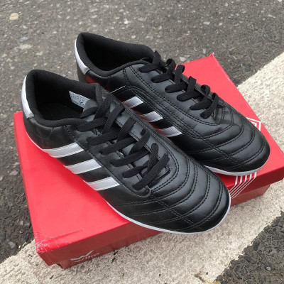 Giày bóng đá chính hãng Wika 3 sọc đen 2022