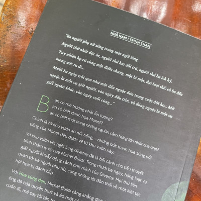 (Tái bản 2022) HOA SÚNG ĐEN - Michel Bussi - Nguyễn Thị Hồng Hạnh dịch - Nhã Nam – Nxb Hội Nhà Văn (bìa mềm)