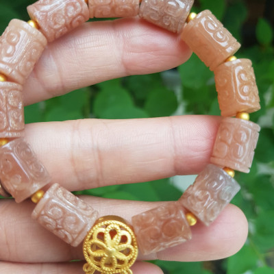 Vòng Charm đẹp tuyệt vời ông Mặt Trời hàng cao cấp nhe cả nhà Chất liệu đá mặt trời đẹp đúng với tên ạ Màu hồng hồng đẹp sang như ánh bình minh luôn nhé