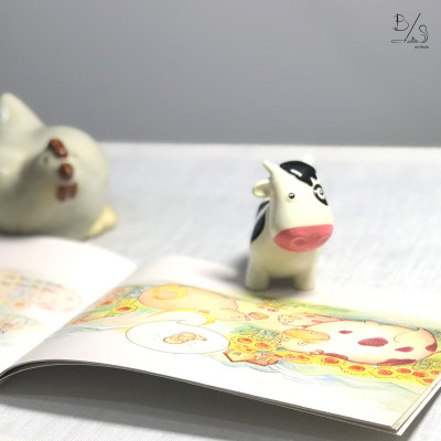 Sách hay - Sách thiếu nhi - Truyện cổ tích song ngữ Anh Việt "TRÂU VÀNG VÀ CẬU BÉ – Sự huyền diệu của Ánh Trăng" - Art book - Pig Moon Bookstore