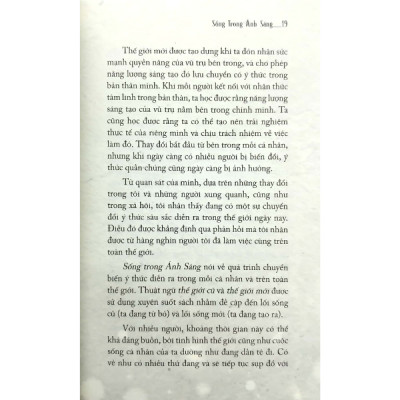 Tủ Sách Tâm Linh Thế Kỷ - Sống Trong Ánh Sáng (Bìa mềm)