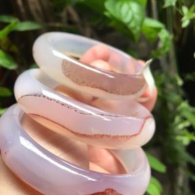 Vòng Mã Não Chu Sa Bản Hẹ Vân Ni 58mm Cao 15mm Dầy 7mm Màu Trắng Bóng Vân Nâu đẹp xinh xắn Nữ 55kg - 63kg đeo ạ