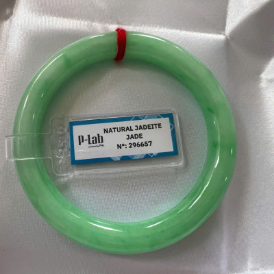 Vòng Cẩm Thạch Tự Nhiên Kiểm Định P Lab No 296657 Vip Sịn Ni 52mm x Chột 8mm Màu Xanh Lý Trắng nhẹ đều bóng mượt các Chị tay lên tay đẹp xuất sắc sịn sang xinh lắm nữ 50kg - 56kg đeo ạ