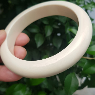 Vòng Tay Nam Bản hẹ Màu Trắng vân đẹp Ni 67mm x cao 16mm x dầy 11mm Nam tay tròn to nặng 78kg - 88kg đeo ạ