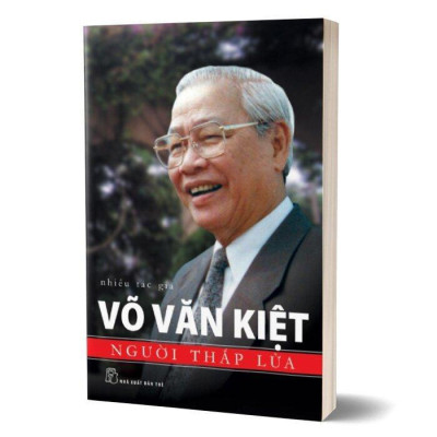 Sách - Võ Văn Kiệt - Người Thắp Lửa - Nhiều Tác Giả - NXB Trẻ